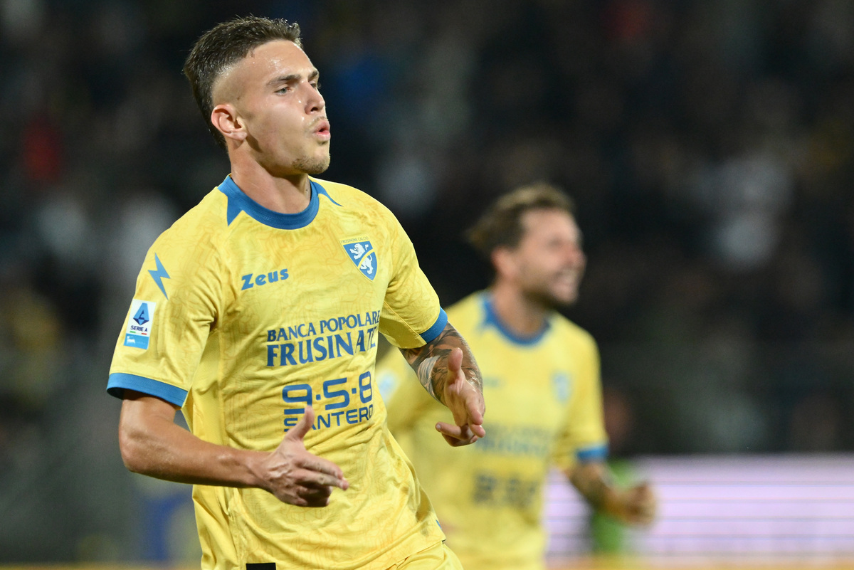 FROSINONE, ITÁLIA - 16 DE OUTUBRO: Antonio Raimondo do Frosinone Calcio comemora uma vitória por 3-1 durante a partida da Série A entre Frosinone Calcio e US Sassuolo no Stadio Benito Stirpe em 16 de outubro de 2026 em Frosinone, Itália. (Foto de Giuseppe Bellini/Getty Images)