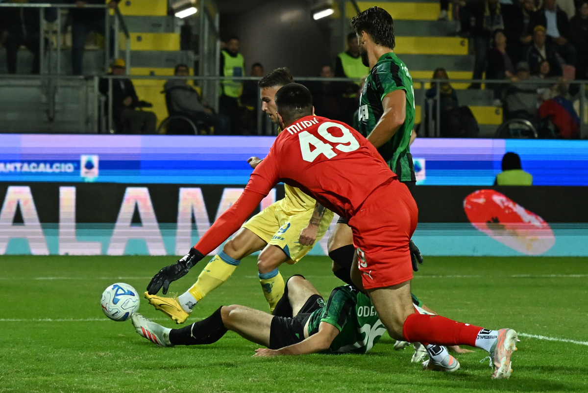 FROSINONE, ITÁLIA - 16 DE OUTUBRO: Antonio Raimondo do Frosinone Calcio marca um gol de 2 a 1 durante a partida da Série A entre Frosinone Calcio e US Sassuolo no Stadio Benito Stirpe em 16 de outubro de 2026 em Frosinone, Itália. (Foto de Giuseppe Bellini/Getty Images)