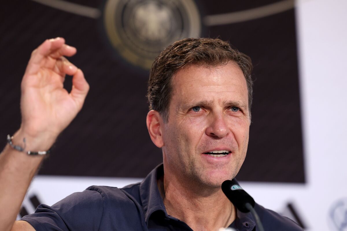 AL RWAIS, QATAR - 19 DE NOVEMBRO: Oliver Bierhoff, técnico da seleção alemã, fala à mídia durante a coletiva de imprensa da Alemanha no TFF Media Center em 19 de novembro de 2022 em Al Ruwais, Catar. (Foto de Alexander Hassenstein/Getty Images)