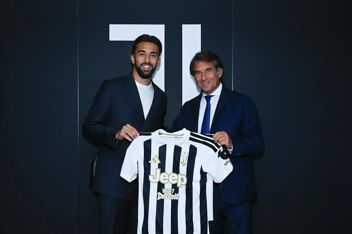 Nico Gonzalez (l) assina uma nova extensão de contrato com a Juventus, na foto segurando uma camisa da Juve com o CEO Giovanni Carnevali (r). (Imagem via www.juventus.com)