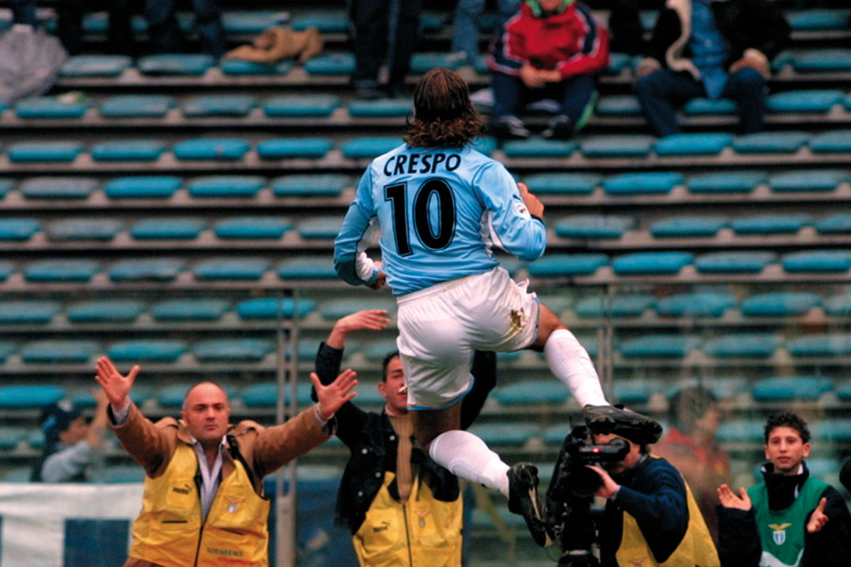 03 de março de 2002: Hernán Crespo, da Lazio, comemora o gol marcado durante a partida da Série A entre Lazio e Venezia, no Stadio Olimpico, em Roma. Crédito obrigatório de imagem digital: Grazia Neri/Getty Images