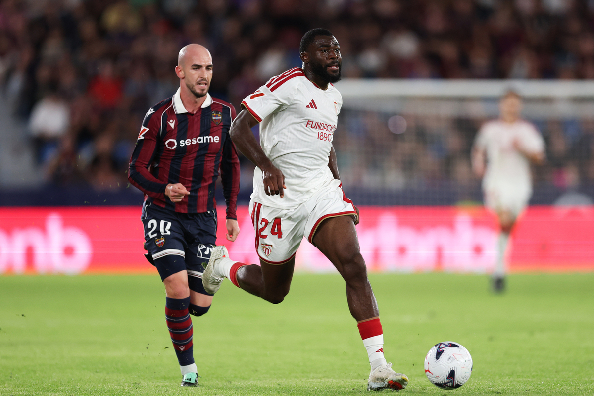 VALENCIA, SPAIN - OCTOBER 12: Youssouf Fofana of Sevilla FC runs with the ball under pressure from Oriol Rey of Levante UD during the LaLiga EA Sports 2026/27 match between Levante UD and Sevilla FC at Ciutat de Valencia on October 12, 2026 in Valencia, Spain. (Photo by Clive Brunskill/Getty Images)