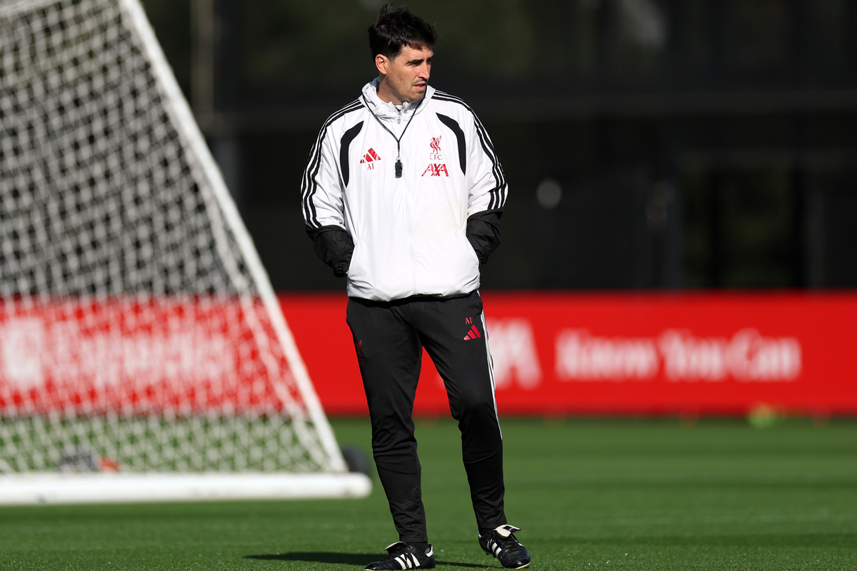 LIVERPOOL, INGLATERRA - 08 DE SETEMBRO: O técnico do Liverpool, Anthony Irola, observa durante a sessão de treinamento antes da Fase MD1 da Liga dos Campeões da UEFA 2026/27 no AXA Training Center em 08 de setembro de 2026 em Kirkby, Inglaterra. (Foto: John Krueger/Getty Images)