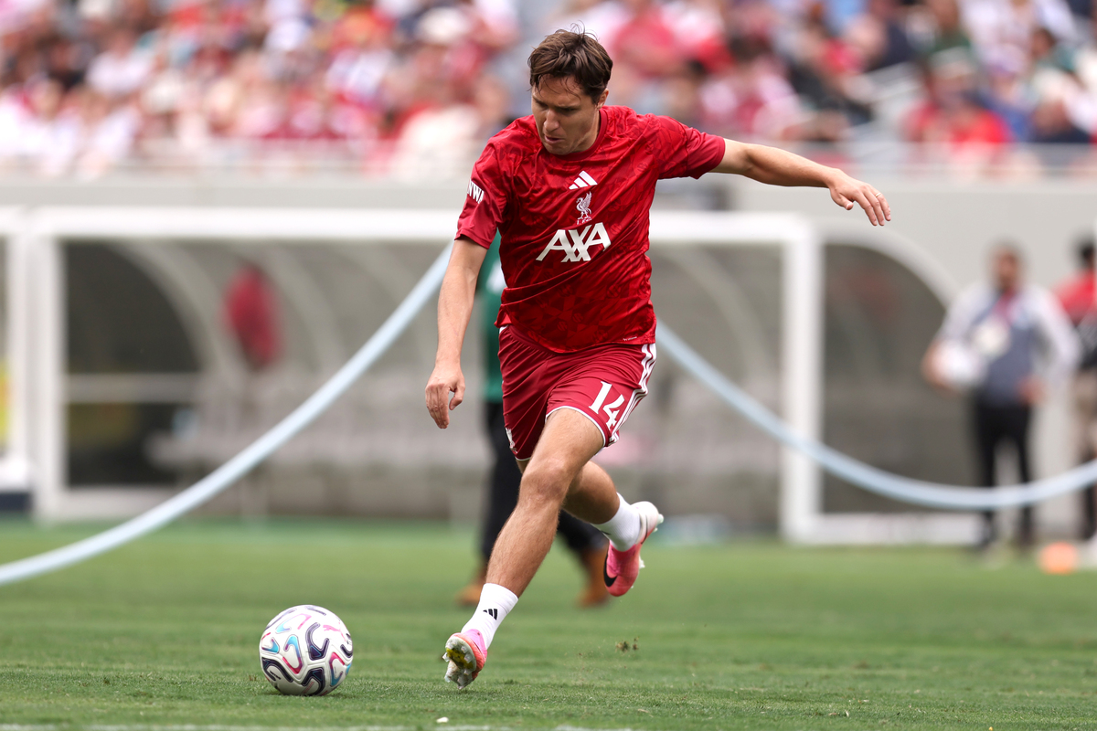 CHICAGO, ILLINOIS - 2 DE AGOSTO: Federico Ceesa # 14 do Liverpool se aquece antes do amistoso contra o Leeds United no Soldier Field em 2 de agosto de 2026 em Chicago, Illinois. (Foto de Jeff Stelfox/Getty Images)