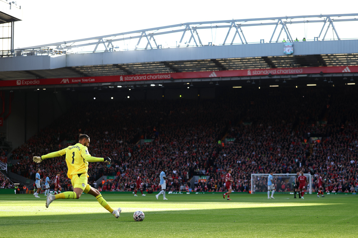 LIVERPOOL, INGLATERRA - 11 DE OUTUBRO: Gianluigi Donnarumma do Manchester City marca durante a partida da Premier League 2026/27 entre Liverpool FC e Manchester City em Anfield em 11 de outubro de 2026 em Liverpool, Inglaterra. (Foto de Michael Regan/Getty Images)