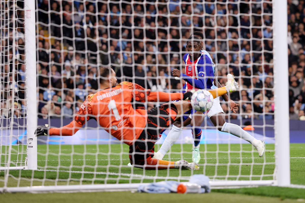 MANCHESTER, INGLATERRA - 14 DE OUTUBRO: Ousmane Dembele do Paris Saint-Germain marca o segundo gol de seu time durante a partida do Grupo MD2 da Liga dos Campeões da UEFA 2026/27 entre Manchester City e Paris Saint-Germain no Manchester Stadium, Inglaterra. (Foto de Ryan Pearce/Getty Images)