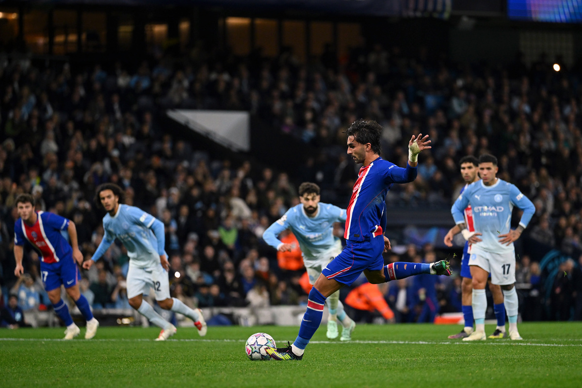 MANCHESTER, INGLATERRA - 14 DE OUTUBRO: Ferran Torres, do Paris Saint-Germain, cobra um pênalti que é defendido por Gianluigi Donnarumma do Manchester City (não na foto) durante a partida MD2 da Fase MD2 da Liga dos Campeões da UEFA 2026/27 entre Manchester City e Manchester City. 27 fase da liga. 14 de outubro de 2026 em Manchester, Inglaterra. (Foto de Sean Potter/Getty Images)