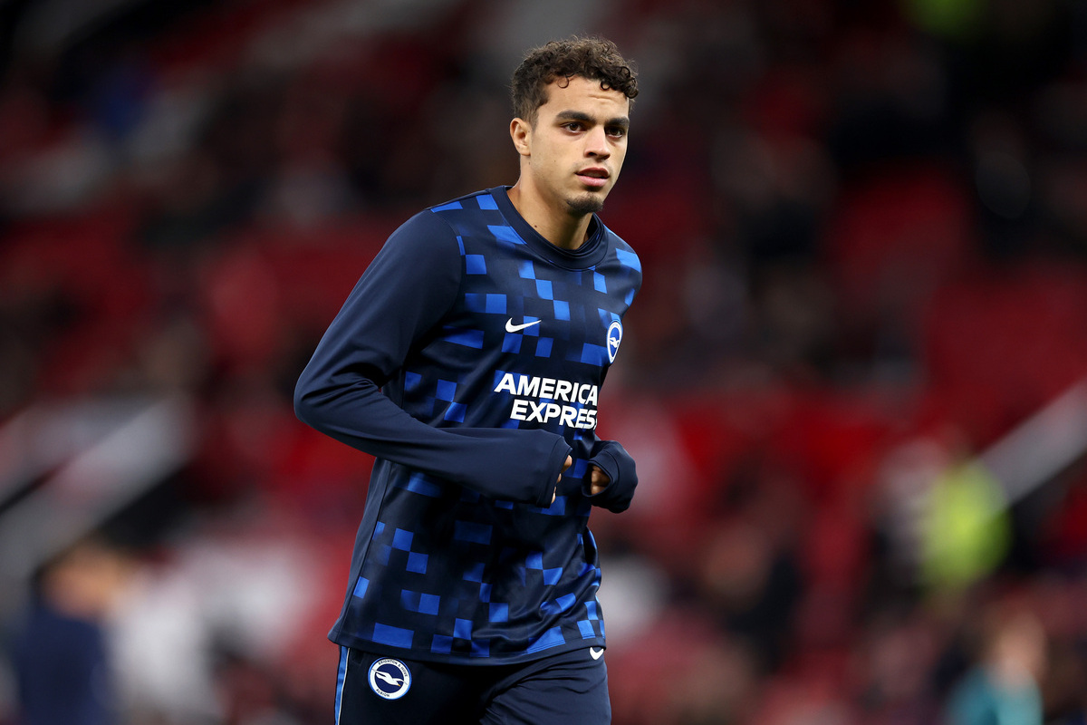 MANCHESTER, INGLATERRA - 16 DE SETEMBRO: Yasin Ayari do Brighton & Hove Albion observa durante o amistoso antes da partida da terceira rodada da Carabao Cup entre Manchester United e Brighton & Hove Albion em Old Trafford em 16 de setembro de 2026 em Manchester, Inglaterra. (Foto de Molly Darlington/Getty Images) (Milan Links)