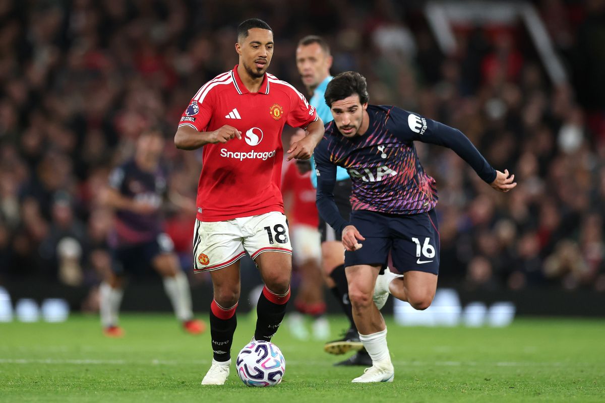 MANCHESTER, INGLATERRA - 10 DE OUTUBRO: Yuri Tielemans do Manchester United luta pela bola com Sandro Donali do Tottenham Hotspur durante a partida da Premier League 2026/27 entre Manchester United e Tottenham Hotspur em Old Trafford em 10 de outubro de 2026 na Inglaterra. (Foto: John Krueger/Getty Images)
