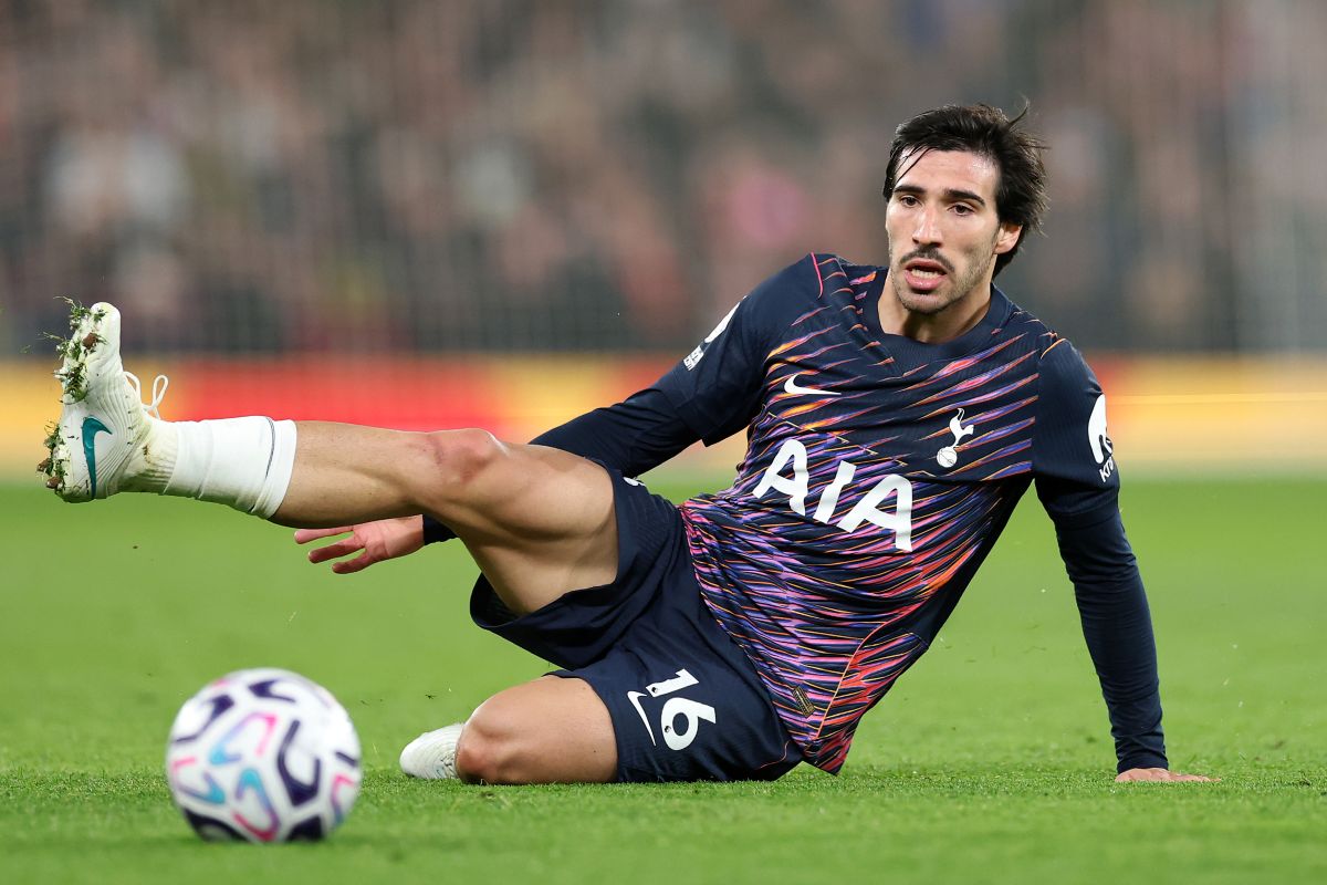 MANCHESTER, INGLATERRA - 10 DE OUTUBRO: Sandro Donali do Tottenham Hotspur em ação durante a partida da Premier League 2026/27 entre Manchester United e Tottenham Hotspur em Old Trafford em 10 de outubro de 2026 em Manchester, Inglaterra. (Foto: John Krueger/Getty Images)