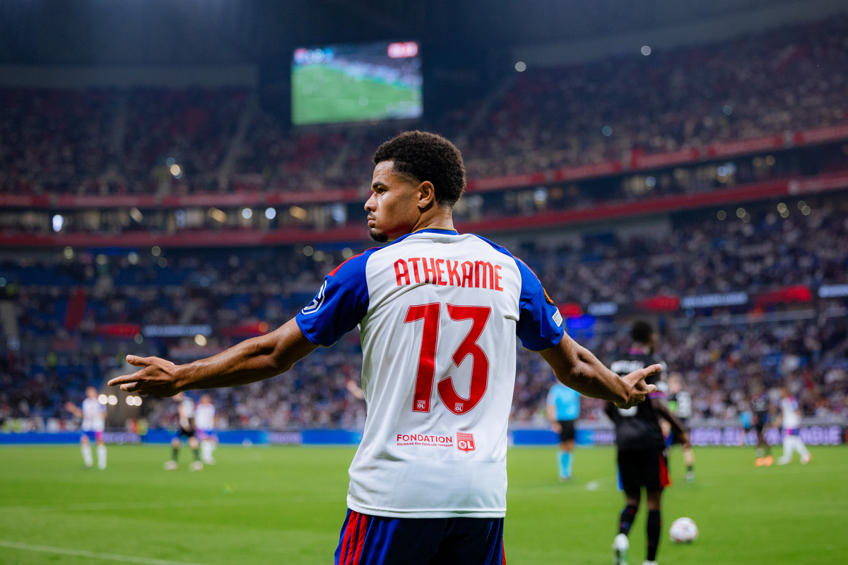DECINES-CHARPIEU, FRANÇA - 15 DE OUTUBRO: Zachary Athekame do Olympique Lyonnais (emprestado pelo Milan) durante a partida da Fase MD2 da UEFA Europa League 2026/27 entre Olympique Lyonnais e Crystal Palacead FC 2 em 20 de outubro de 2008 no Olympique Lyonnais Decines-Charpieu, França. (Foto de Pauline Figutt/Getty Images)