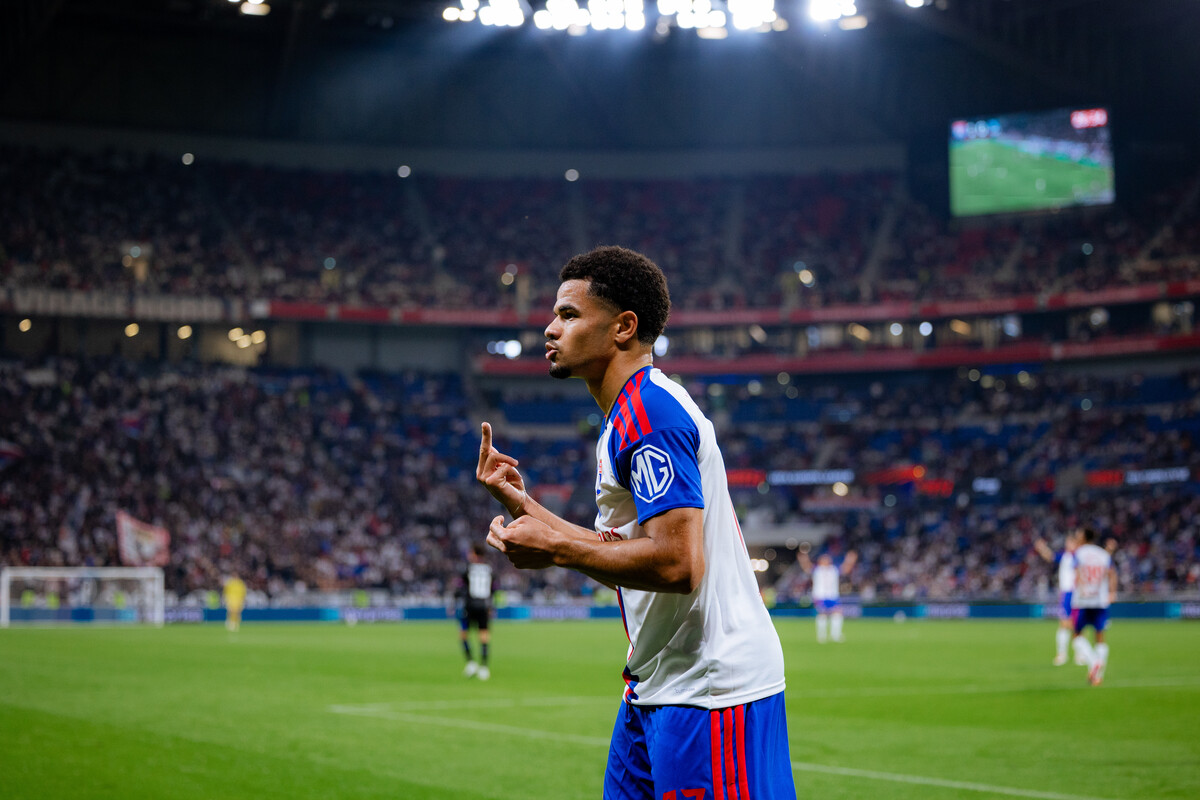 DECINES-CHARPIEU, FRANÇA - 15 DE OUTUBRO: Zachary Athekame do Olympique Lyonnais joga durante a partida MD2 da UEFA Europa League 2026/27 League Stage entre Olympique Lyonnais e Crystal Palace FC no OL Stadium em 20 de outubro de 2016 no OL Stadium. Dessins-Charbeau, França. (Foto de Pauline Figutt/Getty Images)