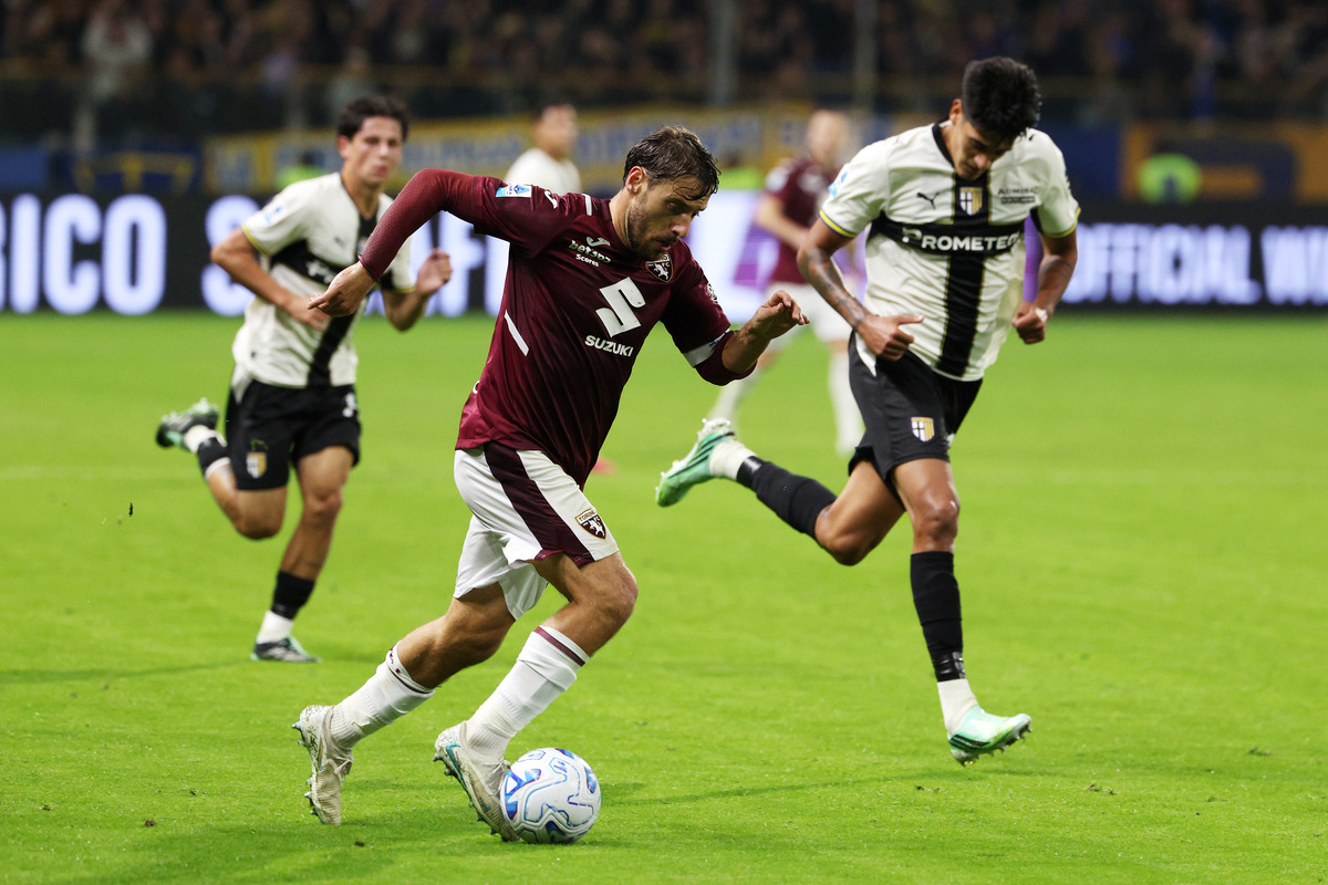 PARMA, ITALY - OCTOBER 19: Nikola Vlasic of Torino FC runs with the ball during the Serie A match between Parma Calcio and Torino FC at Stadio Ennio Tardini on October 19, 2026 in Parma, Italy. (Photo by Emmanuele Ciancaglini/Getty Images)