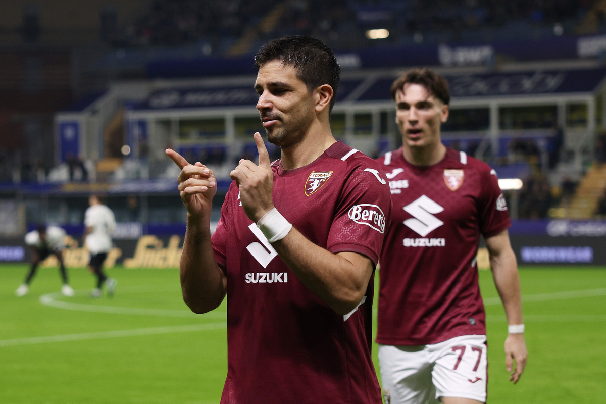 PARMA, ITALY - OCTOBER 19: Giovanni Simeone of Torino FC gestures before the Serie A match between Parma Calcio and Torino FC at Stadio Ennio Tardini on October 19, 2026 in Parma, Italy. (Photo by Emmanuele Ciancaglini/Getty Images)