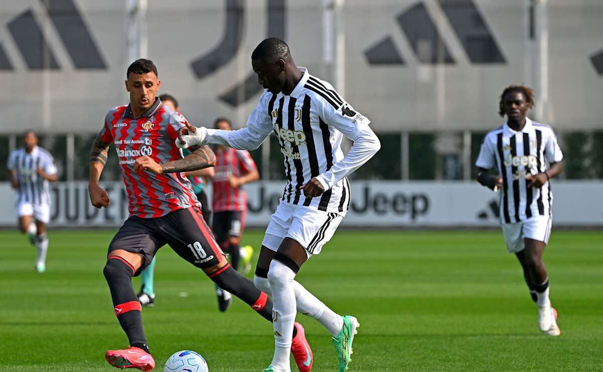Randall Kolo Mwani driblou durante a derrota da Juventus por 1 a 0 para o Cremonese, no campo de treinamento amistoso em Cantinaza, em 2 de outubro de 2026 (Imagem via www.juventus.com)