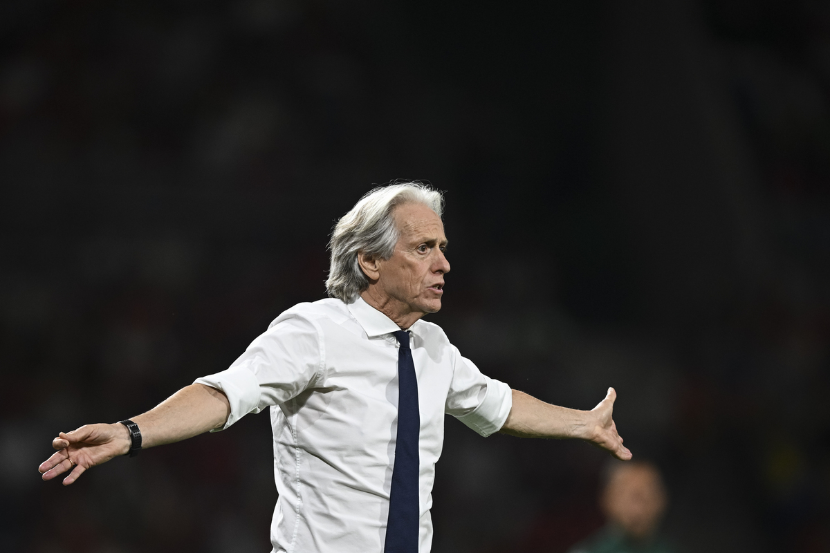 PORTO, PORTUGAL - 4 DE OUTUBRO: O técnico de Portugal, Jorge Jesus, reage durante a partida da fase de grupos da Liga das Nações 2026/27 da UEFA entre Portugal e Noruega, no Estádio do Drago, em 4 de outubro de 2026, no Porto, Portugal. (Foto de Octavio Pazos/Getty Images)