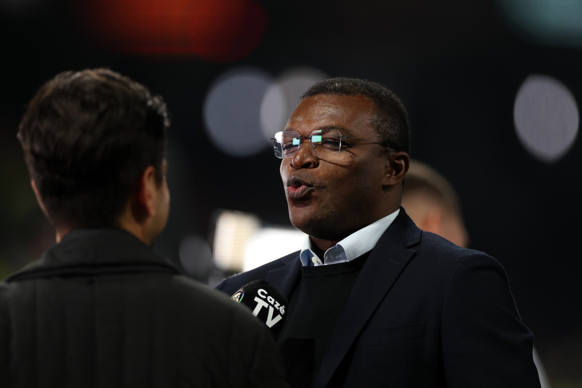 ISTAMBUL, TURQUIA - 20 DE MAIO: O ex-jogador de futebol francês Marcel Desailly fala à mídia antes da partida da final da UEFA Europa League 2026 entre SC Freiburg e Aston Villa FC no Besiktas Park em 20 de maio de 2026 em Istambul, Turquia. (Foto de Stu Forster/Getty Images)