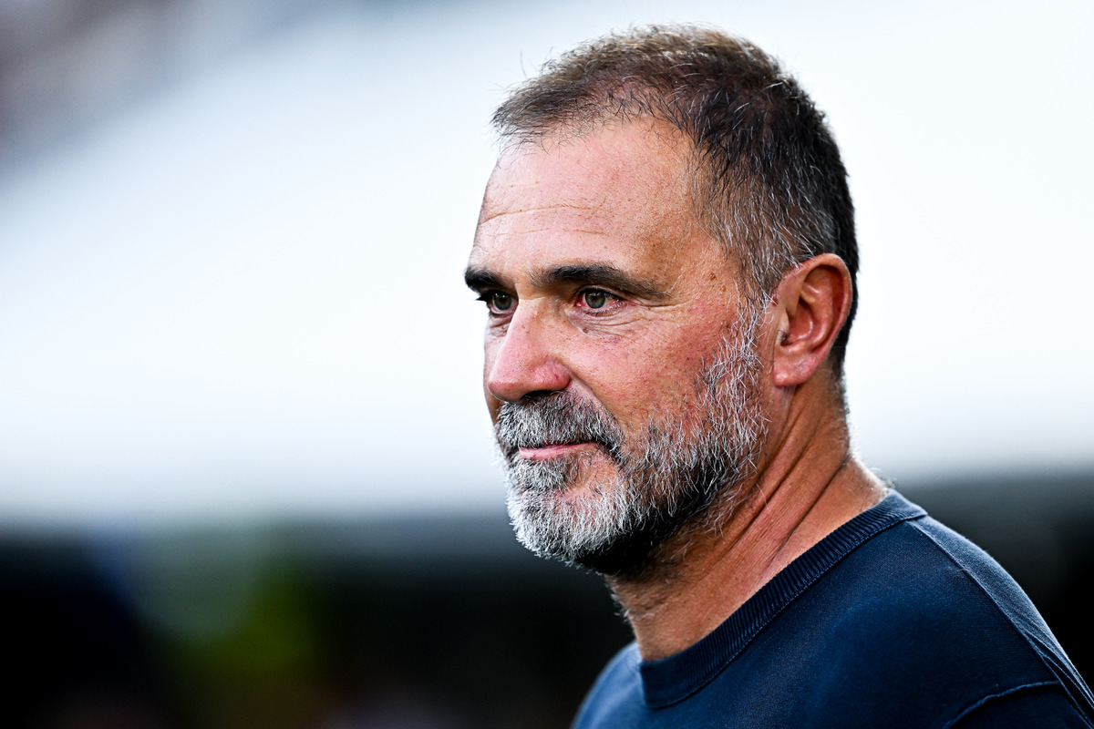 LA SPEZIA, ITÁLIA - 18 DE AGOSTO: Luca D'Angelo, técnico do Spezia, observa antes do início da partida durante a partida da Coppa Itália entre Spezia Calcio e UC Sampdoria no Stadio Alberto Picco em 18 de agosto de 2025 em Spezia, Itália. (Foto de Simone Arveda/Getty Images)