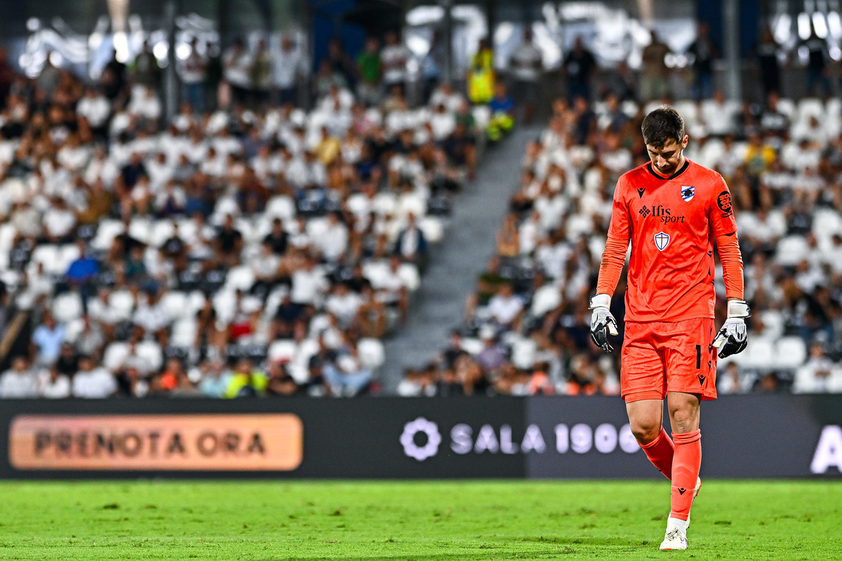 LA SPEZIA, ITÁLIA - 18 DE AGOSTO: Simone Guidotti da Sampdoria reage de frustração durante os pênaltis durante a partida da Coppa Itália entre Spezia Calcio e UC Sampdoria no Stadio Alberto Picco em 18 de agosto de 2025 em La Spezia, Itália. (Foto de Simone Arveda/Getty Images)