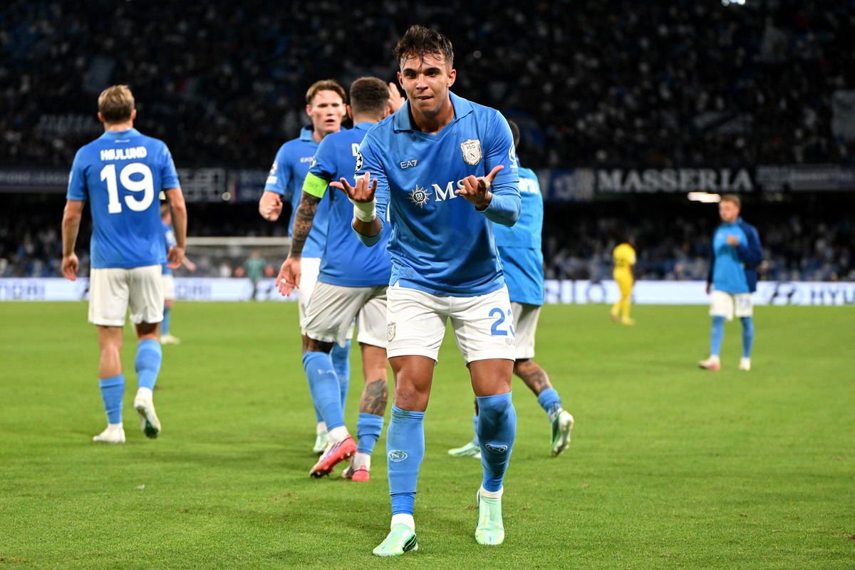 NÁPOLES, ITÁLIA - 20 DE OUTUBRO: Giovane do SSC Napoli comemora o quarto gol de seu time, um gol contra de Odin Bjortuft do FK Bodo/Glimt durante a partida MD3 da UEFA Champions League 2026/27 League Stage. 2026 em Nápoles, Itália. (Foto: Francesco Pecoraro/Getty Images)