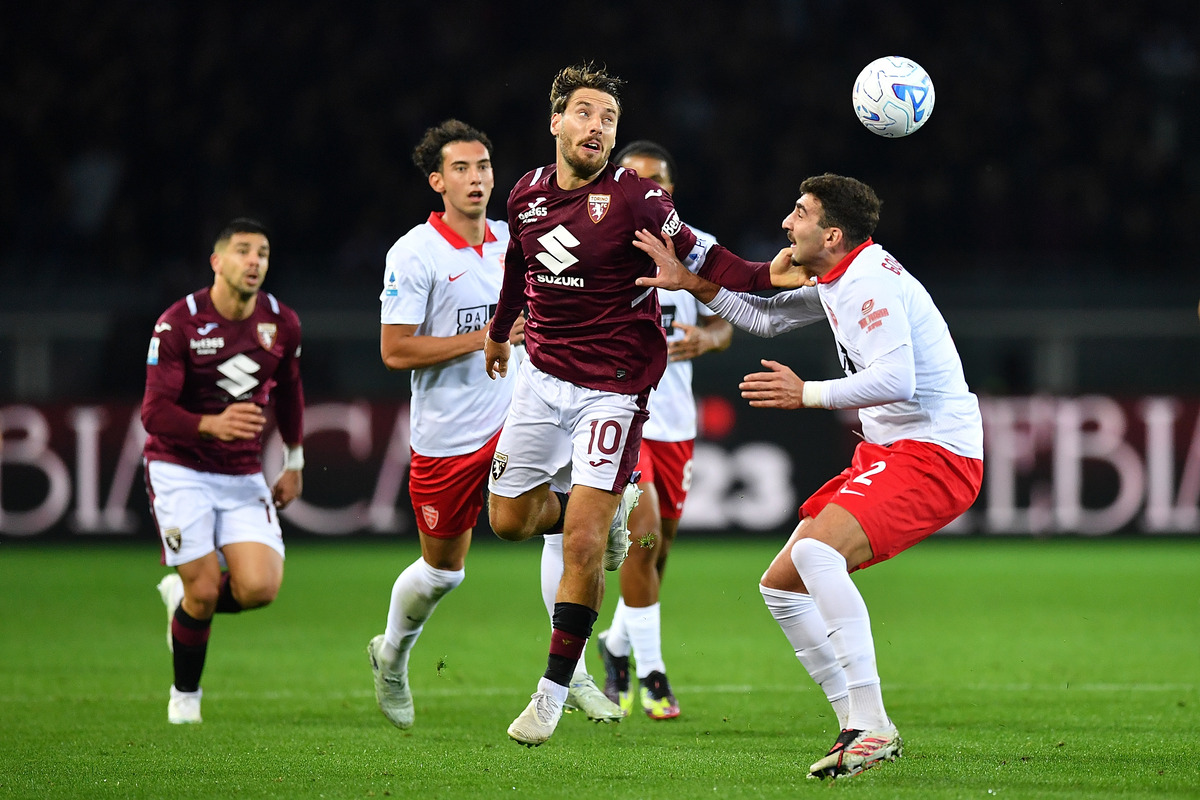 TURIM, ITÁLIA - 23 DE OUTUBRO: Saba Koklicicze do AC Monza desafia Nikola Vlasic do Torino FC durante a partida da Série A entre Torino FC e AC Monza no Stadio Olimpico Grande Torino em 23 de outubro de 2026 em Torino, Itália. (Foto de Valerio Pennicino/Getty Images)