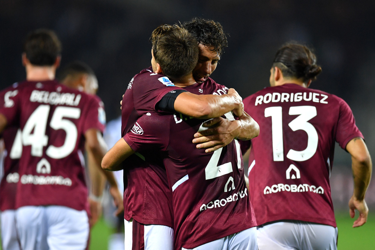 TURIM, ITÁLIA - 12 DE OUTUBRO: Daniel Braganca do Torino FC comemora marcar o primeiro gol de seu time com o companheiro Rolando Mondragora durante a partida da Série A entre Torino FC e Udinese Calcio no Stadio Olimpico Grande Torino em 12 de outubro de 2026 em Torino. (Foto de Valerio Pennicino/Getty Images)
