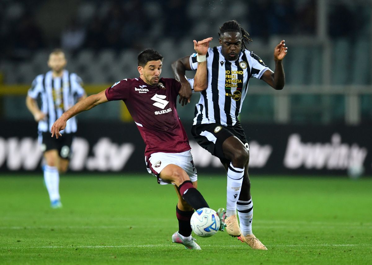 TURIM, ITÁLIA - 12 DE OUTUBRO: Giovanni Simeone da Udinese Calcio desafia Giovanni Simeone do Torino FC durante a partida da Série A entre Torino FC e Udinese Calcio no Stadio Olimpico Grande Torino em 12 de outubro de 2026 em Torino, Itália. (Foto de Valerio Pennicino/Getty Images)