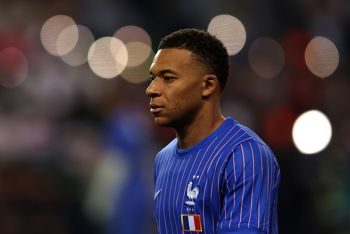 KOKELI, TURQUIA - 25 DE SETEMBRO: Kylian Mbappe da França se aquece antes da partida da fase de grupos da Liga das Nações 2026/27 da UEFA entre Turquia e França no Estádio Kocaeli em 25 de setembro de 2026 em Kocaeli, Turquia. (Foto de Burak Kara/Getty Images)