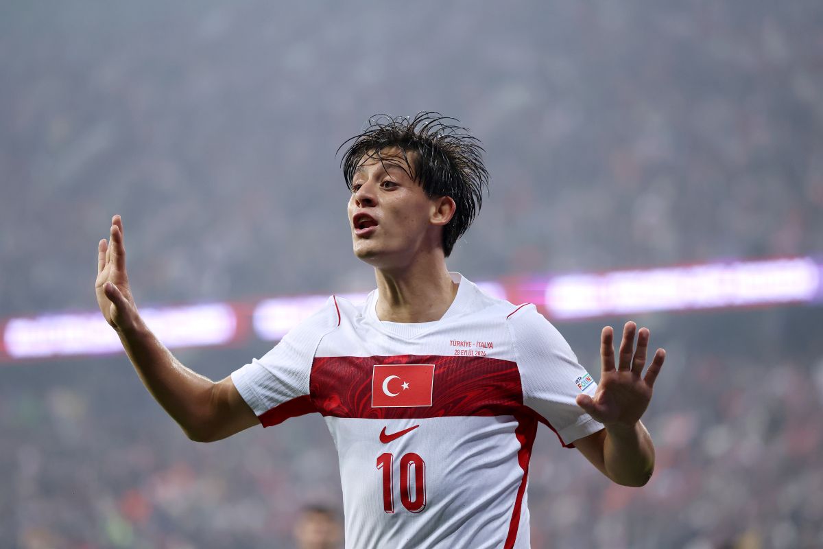 BURSA, TURQUIA - 28 DE SETEMBRO: Arta Guler da Turquia gesticula durante a partida da fase de grupos da Liga das Nações 2026/27 da UEFA entre Turquia e Itália no Estádio Ataturk Spor Komplexi Modli em 28 de setembro de 2026 em Bursa, Turquia. (Foto de Ahmed Mora/Getty Images)