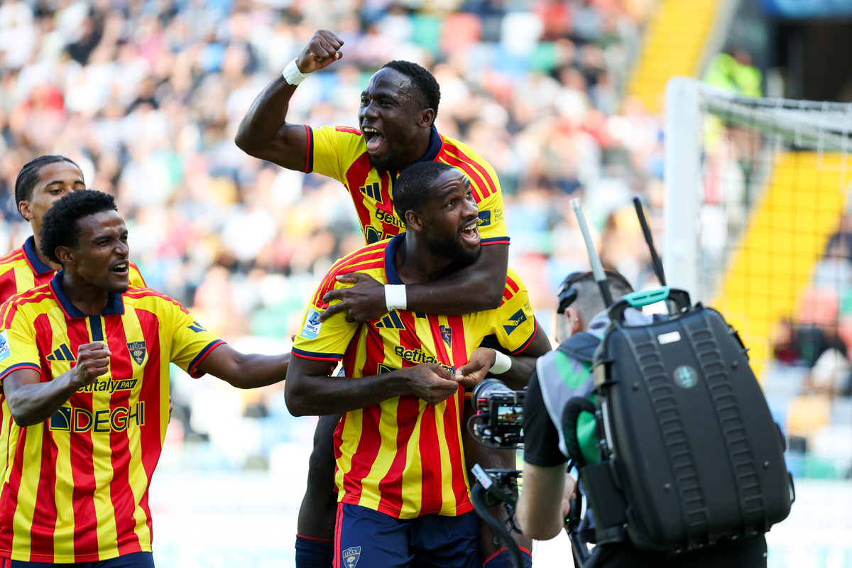 Udine, Itália - 18 de outubro: Kialonda Gaspar do Lecce comemora o primeiro gol de seu time durante a partida da Série A entre Udinese Calcio e US Lecce em 18 de outubro de 2026 em Udine, Itália. (Foto: Timothy Rogers/Getty Images)