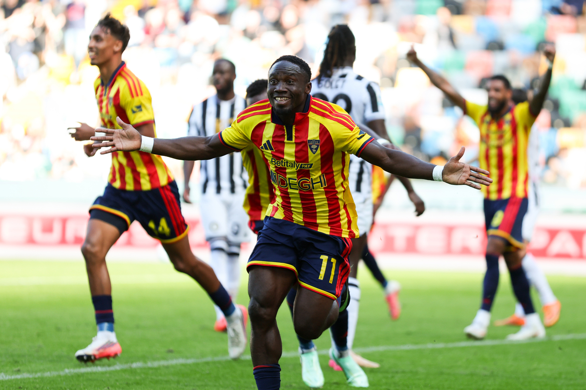 Udine, Itália - 18 de outubro: Konan N'Dri do Lecce comemora o segundo gol de seu time durante a partida da Série A entre Udinese Calcio e US Lecce no Stadio Friuli em 18 de outubro de 2026 em Udine, Itália. (Foto: Timothy Rogers/Getty Images)