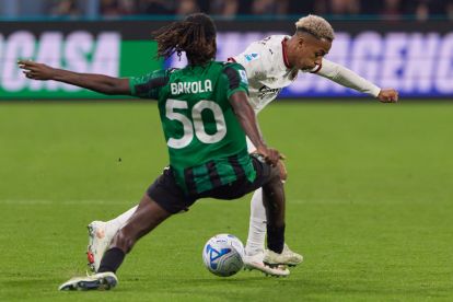 REGGIO NELL'EMILIA, ITALY - OCTOBER 11: Omari Hutchinson of AC Milan competes for the ball with Darryl Bakola of US Sassuolo during the Serie A match between US Sassuolo and AC Milan at Mapei Stadium - Citta' del Tricolore on October 11, 2026 in Reggio nell'Emilia, Italy. (Photo by Emmanuele Ciancaglini/Getty Images)