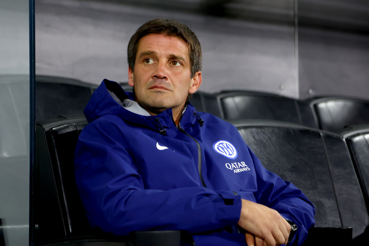 VENEZA, ITÁLIA - 28 DE OUTUBRO: O técnico do FC Internazionale, Christian Sivu, observa durante a partida da Série A entre Venezia FC e FC Internazionale no Stadio Pier Luigi Benzo em 28 de outubro de 2026 em Veneza, Itália. (Foto de Maurício Lagana/Getty Images)