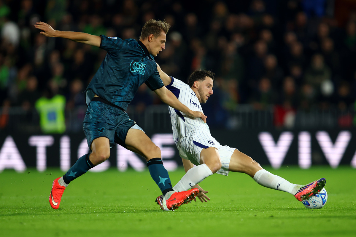 VENICE, ITALY - OCTOBER 28: Lion Lauberbach of Venezia FC competes for the ball with Carlos Augusto of FC Internazionale during the Serie A match between Venezia FC and FC Internazionale at Stadio Pier Luigi Penzo on October 28, 2026 in Venice, Italy. (Photo by Maurizio Lagana/Getty Images)