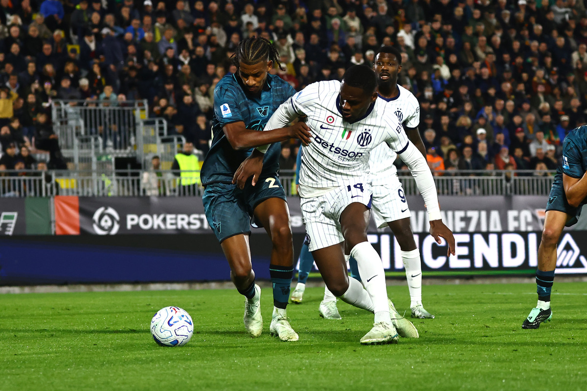 VENICE, ITALY - OCTOBER 28: Rodouane Halhal of Venezia FC competes for the ball with Amge-Yoan Bonny of FC Internazionale during the Serie A match between Venezia FC and FC Internazionale at Stadio Pier Luigi Penzo on October 28, 2026 in Venice, Italy. (Photo by Maurizio Lagana/Getty Images)
