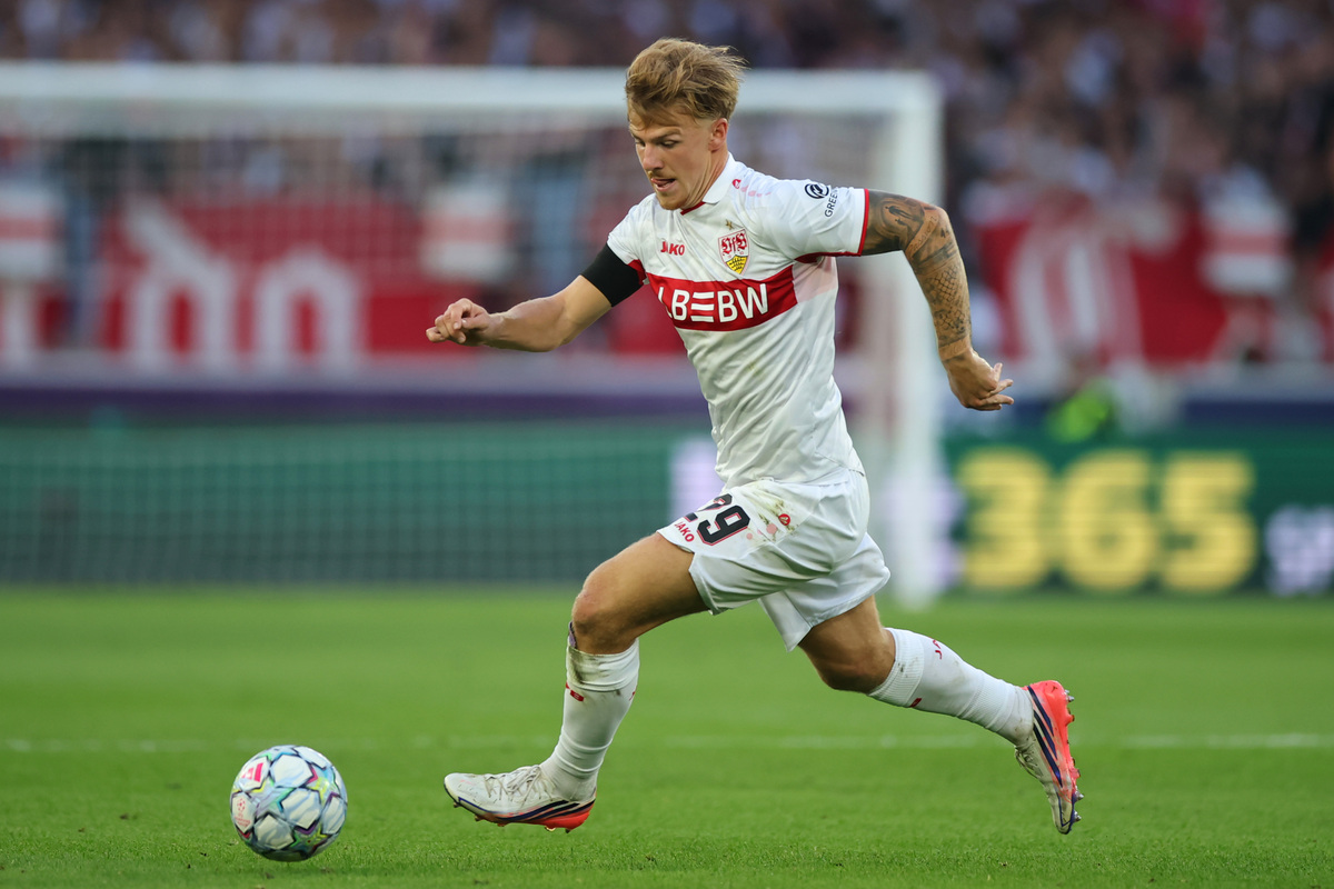 STUTTGART, ALEMANHA - 09 DE SETEMBRO: Finn Jeltsch do VfB Stuttgart controla a bola durante a partida MD1 da UEFA Champions League 2026/27 League Stage entre VfB Stuttgart e Viking FK na Stuttgart Arena em 09 de setembro de 2026 em Stuttgart, Alemanha. (Foto de Alex Grimm/Getty Images)