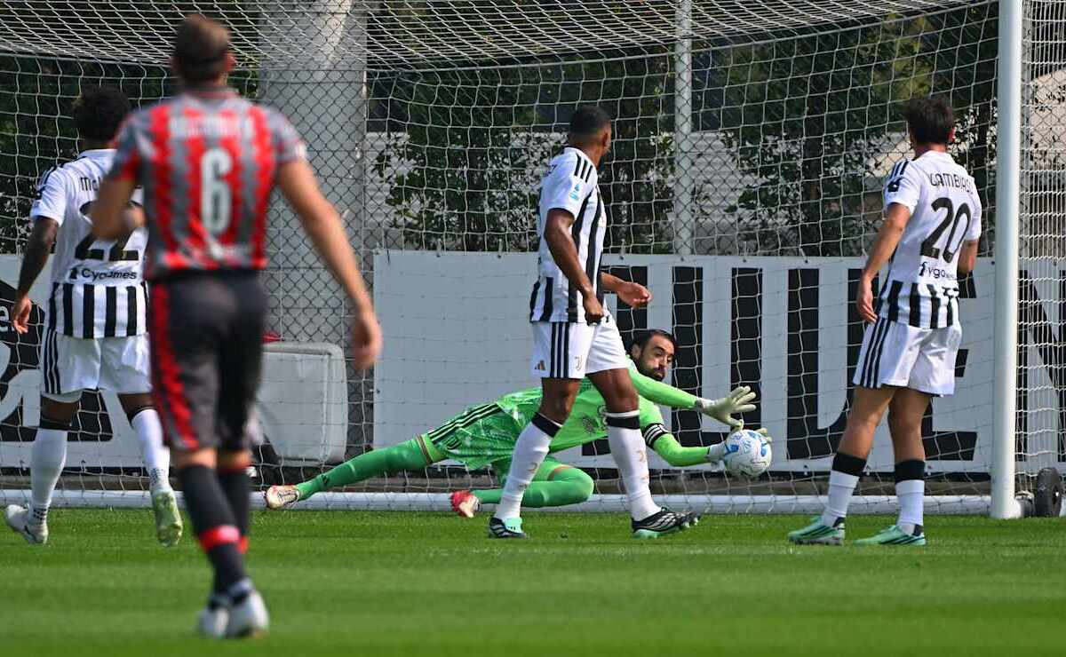Carlo Pinsoglio faz uma defesa na derrota da Juventus por 1 a 0 para o Cremonese em um amistoso em Cantinaza, em 2 de outubro de 2026 (Imagem via www.juventus.com)