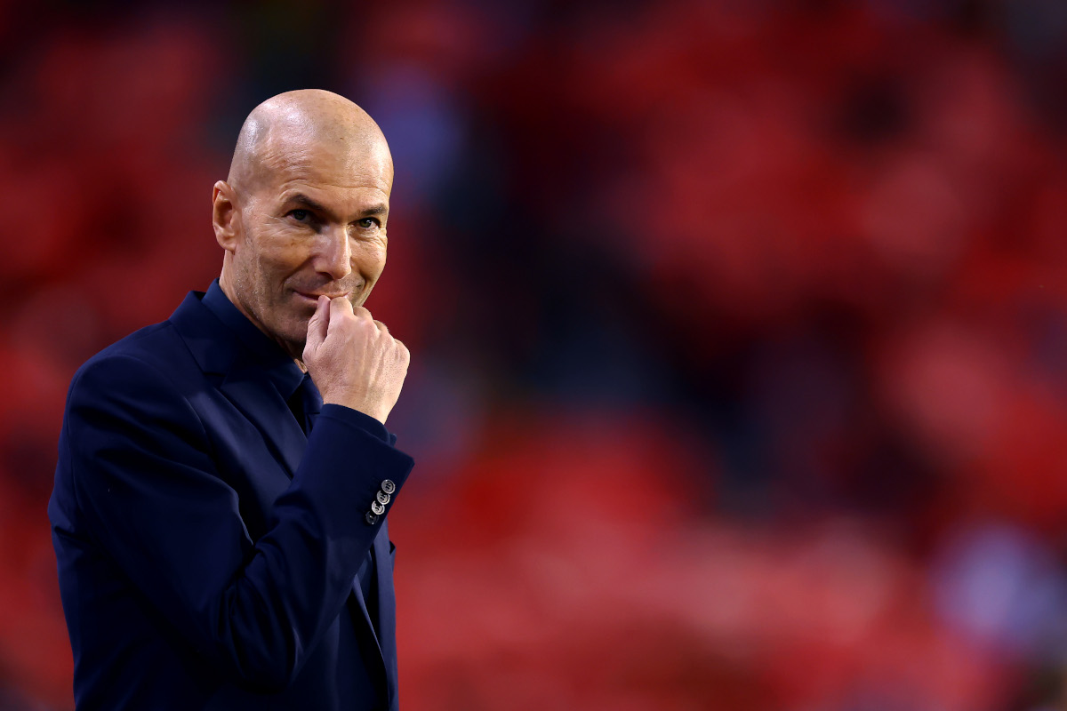 BRUXELAS, BÉLGICA - 28 DE SETEMBRO: O técnico da França, Zinedine Zidane, assiste à partida da fase de grupos da Liga das Nações 2026/27 da UEFA entre Bélgica e França no Stade Roi Baudoin em 28 de setembro de 2026 em Bruxelas, Bélgica. (Foto: Dean Moutharopoulos/Getty Images)